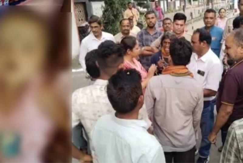 Negligence in Anganwadi Centre, a two and half month old child died after being given four vaccines at once, family members created a ruckus Chhattisgarh News bilaspur news khabargali 