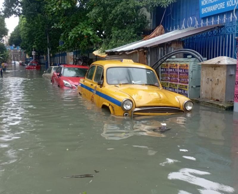 Kolkata lashed by heavy rains for the past 24 hours; Howrah station yard submerged, metro services halted, 7 dead. Hindi news big News latest News khabargali 