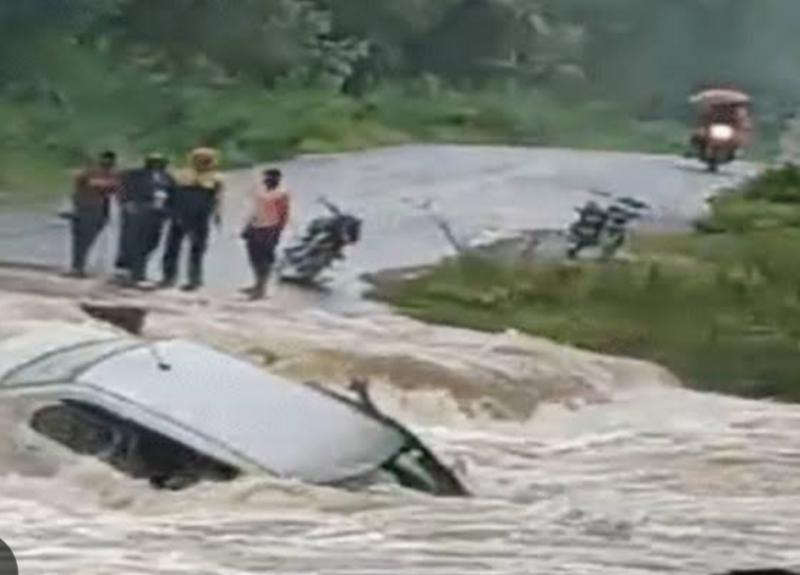 Rain wreaks havoc in Chhattisgarh, car swept away in overflowing drain, rescued by swimming hindi News big News latest News khabargali
