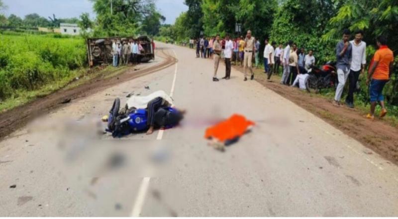 Two youths returning from Dongargarh died in a road accident, a fierce collision between a pickup and a bike. Hindi news big News Latest news khabargali 