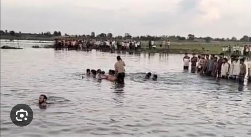A tractor-trolley overturned in a pond during idol immersion in Khandwa, killing 10 devotees.khabrgali 