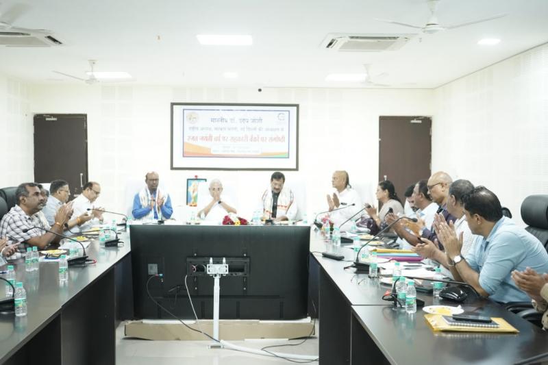 MLA Amar Agrawal, Sahakar Bharati's Chhattisgarh General Secretary Kaniram, Apex Bank Chairman Kedar Nath Gupta, Saurabh Sharma and KN Kande, Raipur, Chhattisgarh, Khabargali