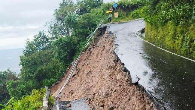 Heavy rains wreak havoc in Darjeeling; bridge collapses, 20 dead, several missing hindi News big News latest News khabargali 