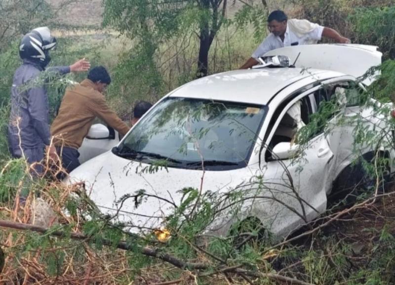Tragic accident on Bharatmala Expressway, husband, wife and daughter died after returning from a wedding ceremony. Hindi latest news hindi News big News khabargali