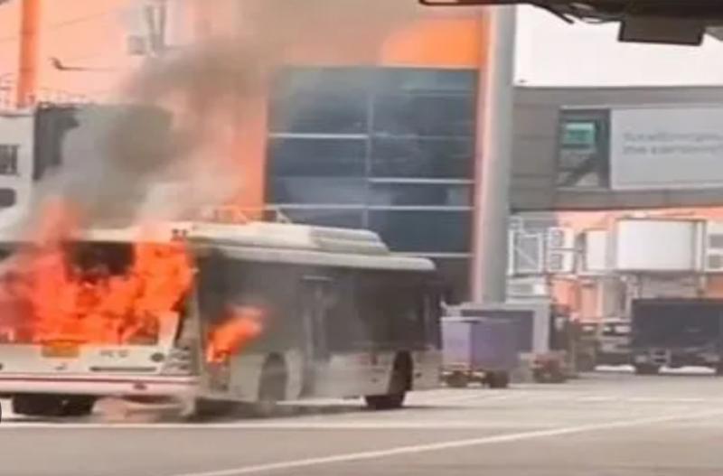 A major accident occurred at the airport, as a ground service bus parked near an aircraft at Terminal 3 caught fire. Hindi latest News big News khabargali