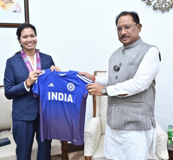 World Cup winning Indian women's cricket team's physiotherapist Akanksha Satyavanshi met the Chief Minister, Raipur, Chhattisgarh Khabargali