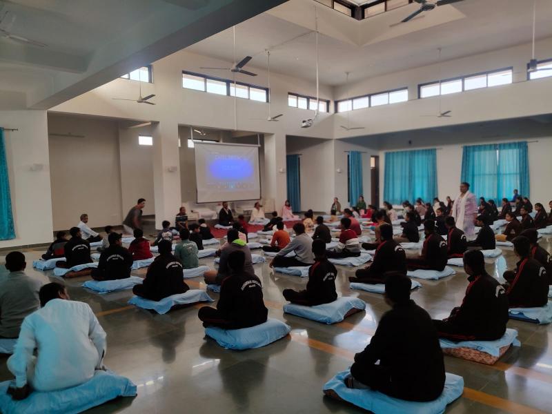 79 students learned Anapana meditation. One day Anapana camp concluded at Dhammakuti Vipassana Meditation Centre. Raipur, Sitaram Sahu Centre Acharya Dhammakuti Vipassana Meditation Centre, Chhattisgarh, Khabargali
