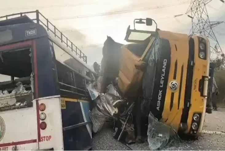 Bus and truck collide, 20 people killed, many injured hindi News latest News khabargali 