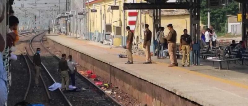 Six passengers crossing the railway track were hit by a train and died, causing chaos at the station. Hindi news big News latest news khabargali 
