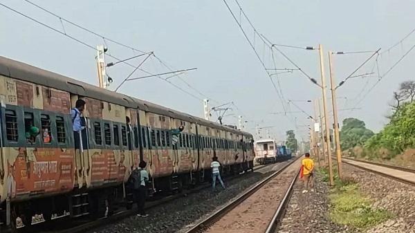Another train accident averted in Chhattisgarh, three trains collided on the same track, causing panic among passengers. Cg big News latest News khabargali 