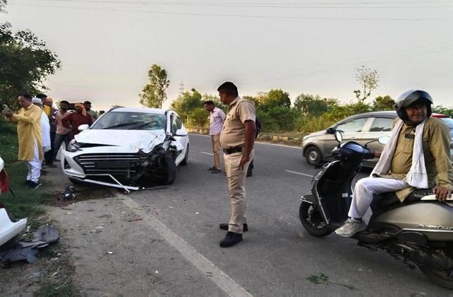 A speeding car hits a motorcycle, killing three friends; people scream at the bloody scene. Hindi latest news big news khabargali 