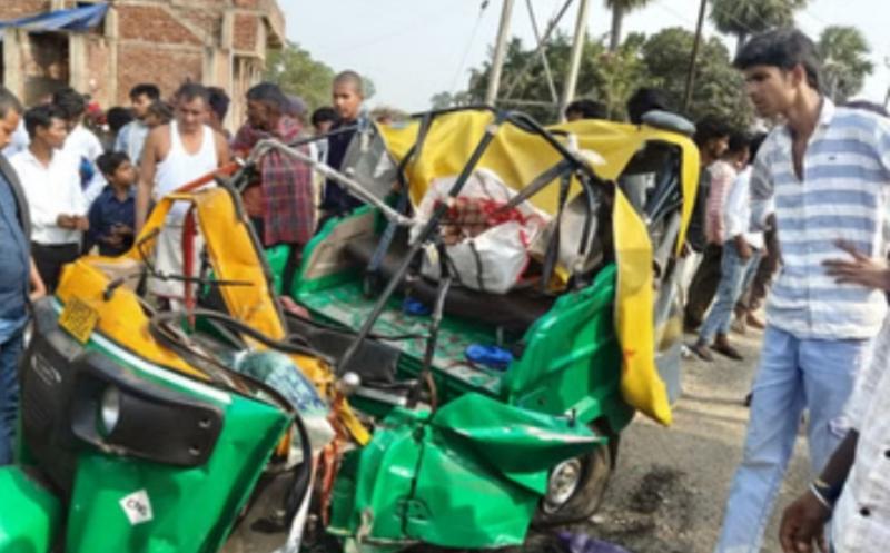Truck and auto-rickshaw collide, five people killed, bodies retrieved using JCB hindi News latest News khabargali 