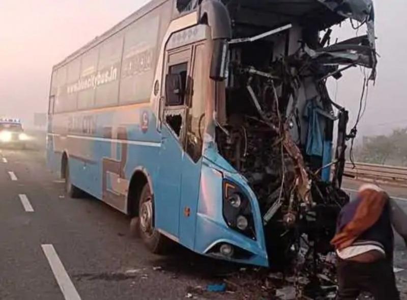 A heartbreaking accident: a bus collided with a truck, resulting in the tragic death of two people, and widespread outcry. Hindi latest News khabargali 