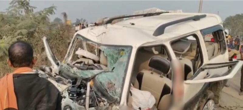 A Scorpio and a truck collided, killing five people, including an army officer. Hindi latest news accident news khabargali 