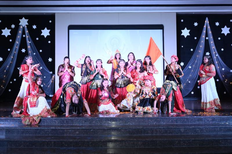 "Euphoria 2025" captivated the audience at the annual function of Shri Gujarati English Medium Higher Secondary School (GEMS).  Present were members of the Gujarati Education Society's management committee, President Narayanbhai Patel, Ramjibhai Patel, Principal Dr. Shailesh Sharma. Raipur, Chhattisgarh., khabargali 