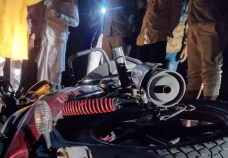 An unknown vehicle ran over four bike riders, one of whom died. Hindi News latest news khabargali 