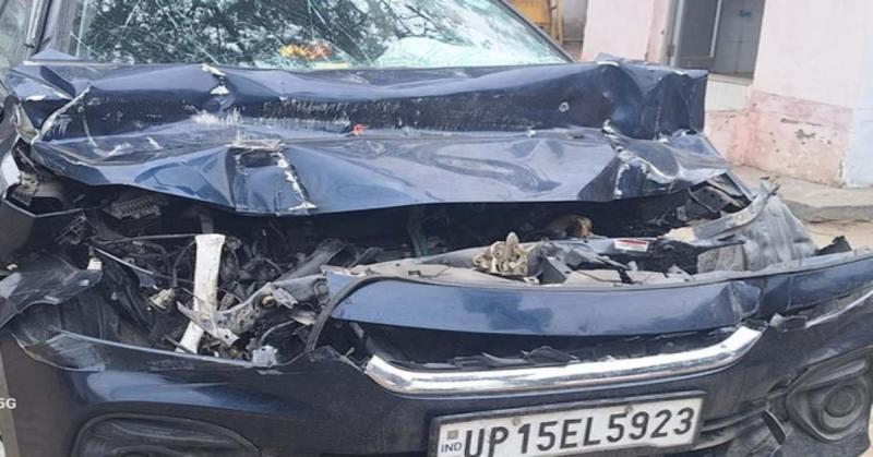 The havoc of high speed, car collided with an unknown vehicle, driver gasped, people screamed seeing the condition of 4 people. Hindi News latest News khabargali 