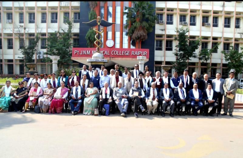 Through the windows of memory, The first 'Alumni Meet' of the Ophthalmology Department of PT JNM Medical College concludes, bringing together leading experts from India and abroad.  A reunion of former students of the Ophthalmology Department of Raipur Medical College, where teachers were honored. Department Head Dr. Nidhi Pandey, Raipur, Chhattisgarh, Khabargali