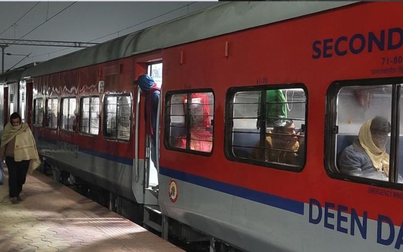 Train accident near Visakhapatnam: Tatanagar-Ernakulam Express catches fire, 1 passenger killed hindi News latest News khabargali 