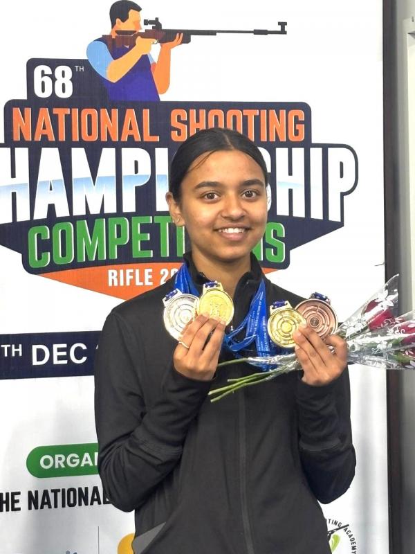 Pranju Somani, a daughter of Chhattisgarh, made history by winning 4 medals at the National Shooting Championship, breaking a 25-year drought and setting a national record in shooting.  The 68th National Shooting Championship was held in Bhopal, Madhya Pradesh.  She trains at the Top Gun Academy located at Subhash Stadium in Raipur, under coach Gopal Dubey, Khabargali