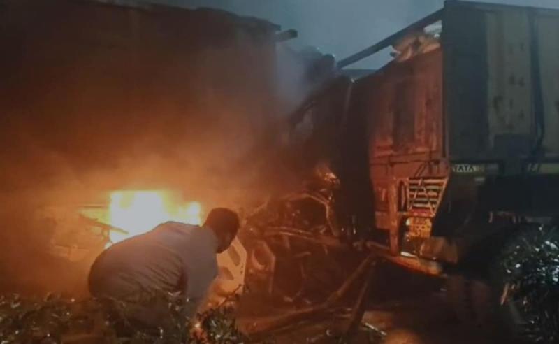 Fog wreaks havoc, two trucks collide violently, driver burns to death hindi news latest News big news khabargali 