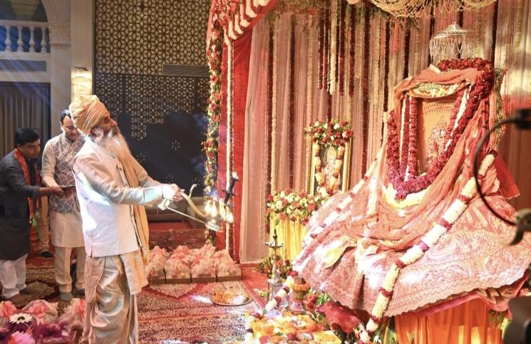 A massive crowd of devotees gathered for the fourth auspicious ceremony of Devsar Mata; artists from five states gave performances; rituals including lighting the sacred lamp, applying henna, offering scarves and garlands, and singing congratulatory songs were performed; the manifestation festival was celebrated; Ramu Marwari from Rajasthan performed a breathtaking dance. Raipur, Chhattisgarh, Khabargali.
