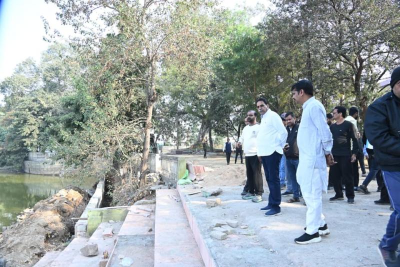 MLA Rajesh Munat's furious reaction: He severely reprimanded officials for negligence in the beautification of Karbala pond, Raipur, Khabargali.