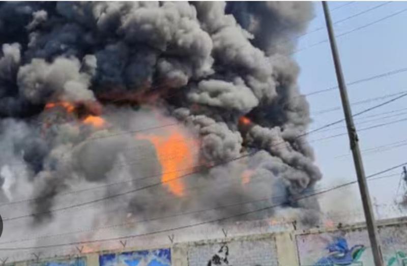 रायपुर की फैक्ट्री में भीषण अग्निकांड, आसमान में 22 किलोमीटर दूर तक दिखा काला धुआं खबरगली A massive fire broke out at a factory in Raipur, with black smoke visible for 22 kilometres. Hindi news latest news khabargali 