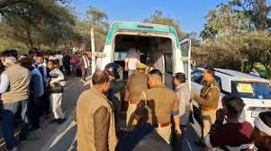 निर्माणाधीन गंगा एक्सप्रेसवे पर कार ने 7 लोगों को कुचला, 4 की मौत, 3 घायल खबरगली Car crushes 7 people on under-construction Ganga Expressway, 4 dead, 3 injured hindi news big news khabargali 