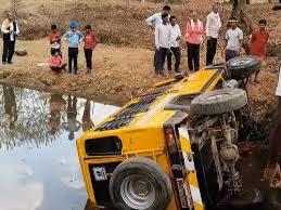  गहरी खाई में गिरी पिकअप वाहन, 4 की मौत, 20 घायल खबरगली Pickup vehicle falls into deep ditch, 4 killed, 20 injured raigarh chhattisgarh hindi news khabargali 