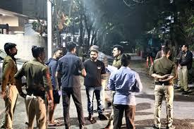 मकान कुर्क करने पहुंची टीम, युवक ने सबके सामने खुद को गोली मारकर कर ली आत्महत्या खबरगली The team arrived to confiscate the house, and the young man committed suicide by shooting himself in front of everyone. madhyapradesh news hindi news khabargali 