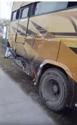 यमुना एक्सप्रेसवे पर कंटेनर ने बस को मारी टक्कर, हादसे में 6 लोगों की मौत खबरगली Container hits bus on Yamuna Expressway, 6 people killed in the accident mathura hindi news khabargali 