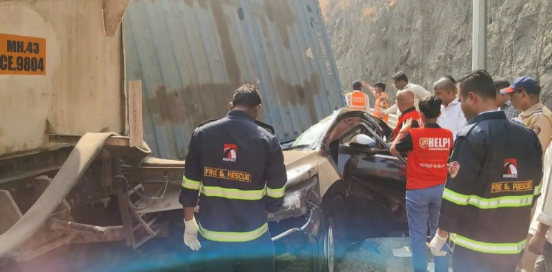 Container overturns on Innova car on Mumbai-Pune Expressway, 3 killed, 4 injured khabargali hindi News latest News