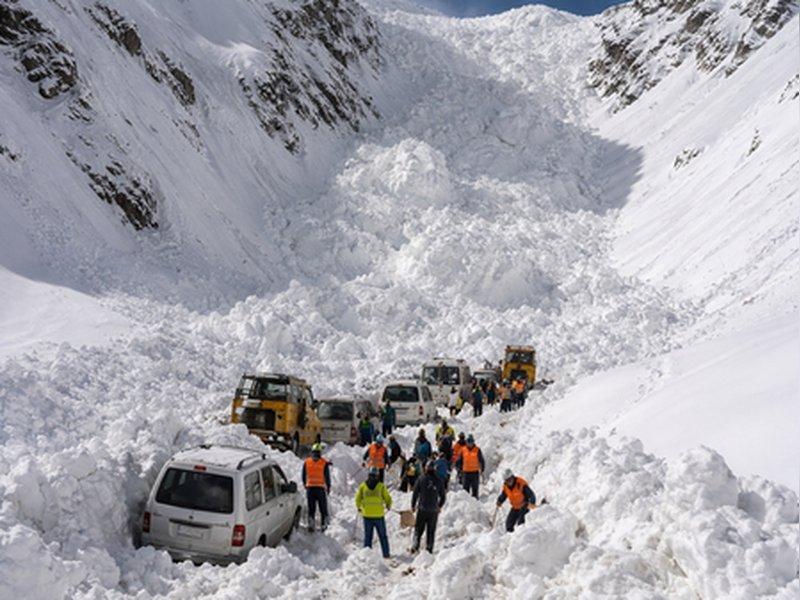 Natural disaster: 6 killed, 5 injured in avalanche at Zojila Pass‌ hindi news latest news big News khabargali  hindi News latest news khabargali 