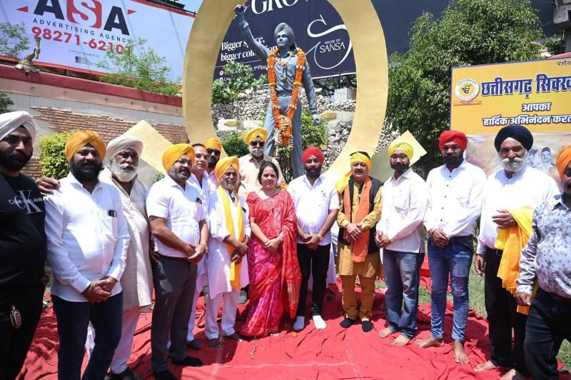 On Martyrs' Day, the slogan 'Inquilab' reverberated across Raipur; through the 'My Bharat, My Responsibility' foot march, the youth paid tribute to the martyrs. Upholding the principle of 'Nation Foremost,' a grand wreath-laying ceremony was held on the 97th martyrdom anniversary of Bhagat Singh, Sukhdev, and Rajguru. The foot march proceeded under the leadership of Amarjeet Singh Chhabra, wherein students from Durga, Science, and Gurukul Colleges pledged their commitment to nation-building. Chhattisgarh | 