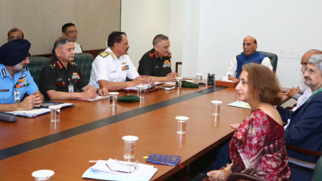 Middle East Crisis, Rajnath Singh Reviews Military Preparedness; Crisis Deepens Over Crude Oil and Supply Chains, India on High Alert. Holds High-Level Meeting with the Three Service Chiefs; Deliberations Held on India's Security Strategy. New Delhi, Khabargali.