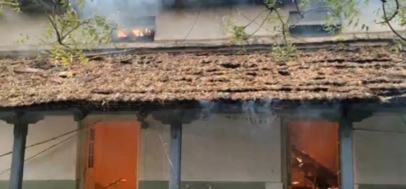A massive fire broke out in the tehsil office, the administration was busy saving the records. Blaodabazar hindi news khabargali 