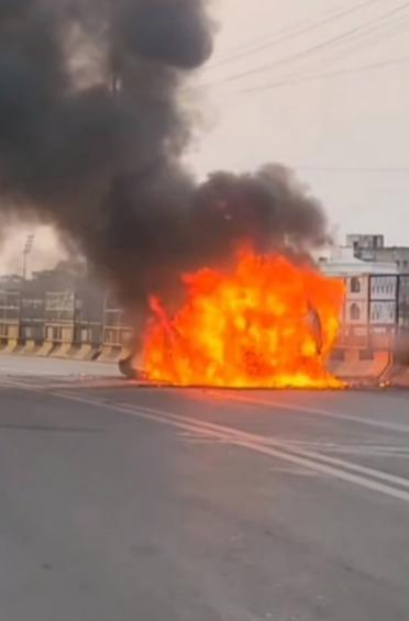 A moving car caught fire on an overbridge in Raipur, causing panic. Raipur chhattisgarh hindi news khabargali 