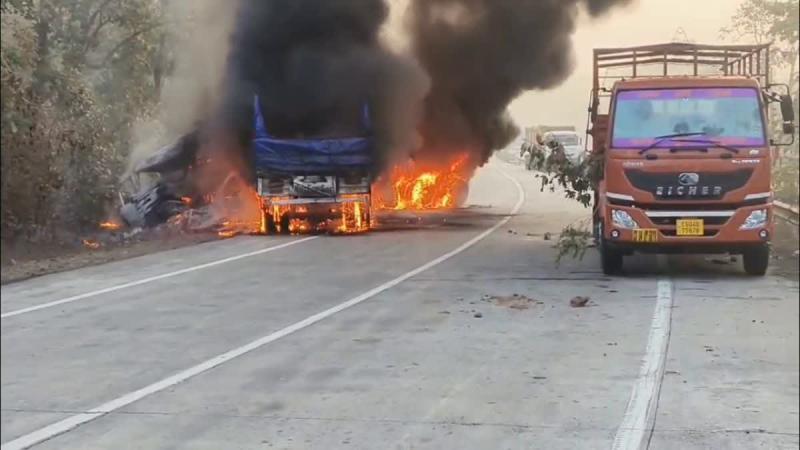 A truck and a trailer collided, leaving the driver trapped in the trailer cabin burned to death.balrampur hindi news latest news khabargali 