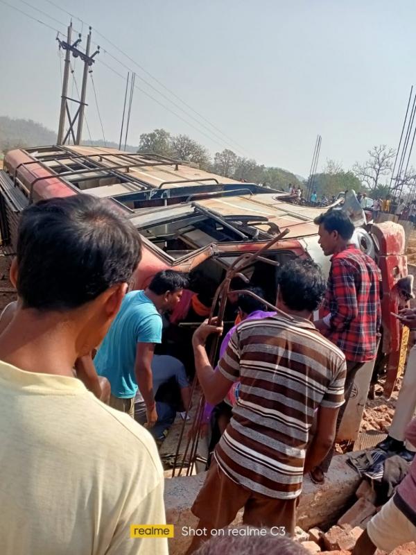  Anmol bus running to Kunkuri in Chhattisgarh overturned, many people are reported dead in the accident. jashpur hindi news khabargali 