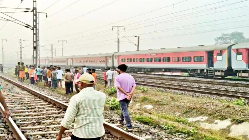 Constable hit by train, dies while crossing railway tracks raigarh hindi news big news khabargali 