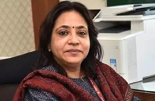 IAS officer Richa Sharma was trapped in a lift for 20 minutes and suffered from suffocation. Hindi news latest news khabargali 