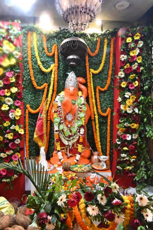 Celebration of birth anniversary at Shri Chintahar Hanuman Temple in Chaubey Colony: 1000 devotees recited Chalisa together, devotees danced to the hymns, crowd gathered to see Hanuman Ji seated in the cradle swing, Bhajan singer Sachin Gupta and party, organiser Deepak Naresh Kedia, Raipur, Chhattisgarh, Khabargali
