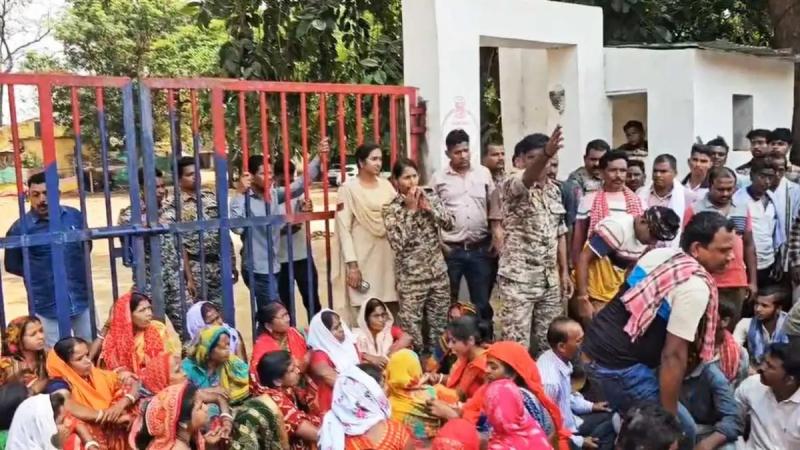 Bloodshed in Pakhanjoor over land dispute: Hundreds of villagers surround police station and tehsil, Chhattisgarh, Khabargali