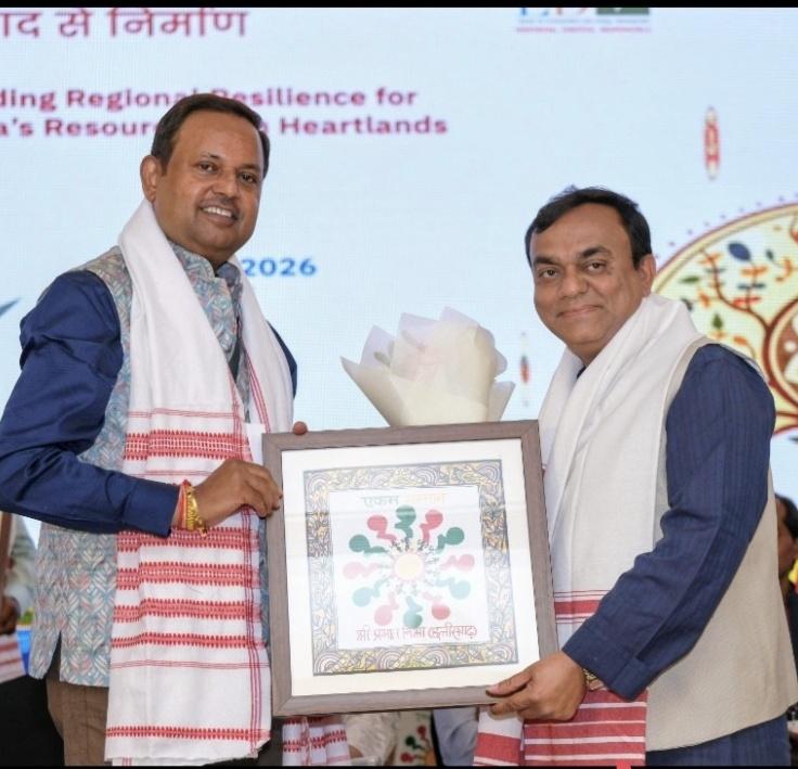 Changemakers from four states gathered for 'Ekam Dialogues', Prabhat Mishra honored for wetland conservation, 'Ekam Dialogues' concluded in Ranchi, water and forests will be improved through community leadership, Chhattisgarh Official Language Commission Chairman Prabhat Mishra received the 'Ekam Samman', Raipur, Chhattisgarh, Khabargali