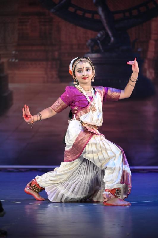 Little Dakshayani spread magic on the dance stage 'Natarang', won the second position with the presentation of Saraswati Vandana, in this 'Indian Art and Culture Program' organized by Sangeet Kala Academy, third class student of Bhavans School, Guru Rituja Balwadkar, Guru Sunita Singh in Pune, Raipur, Chhattisgarh, Khabargali