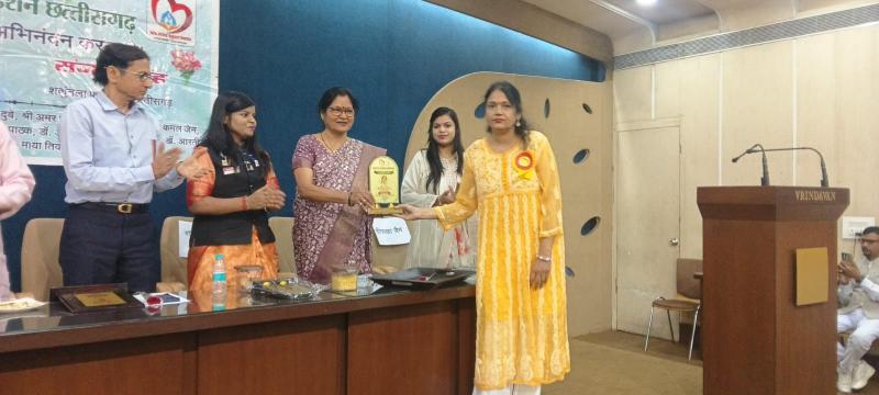 A unique example of social service: Shakuntala Foundation honored 151 social workers… On the initiative of Smita Singh, a disabled student got the support of education, Raipur, Chhattisgarh, Khabargali
