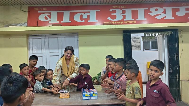 "Blessings from the innocent and support from loved ones: Star Vedic Welfare President Syed Salma celebrated her birthday at a children's home, and journalists congratulated her at the Press Club", Raipur, Chhattisgarh, Khabargali