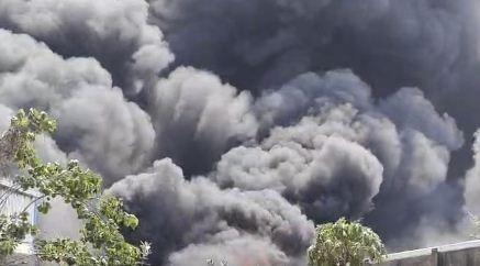 A massive fire broke out at Saddu Plastic Factory, fire brigade team reached the spot. raipur chhattisgarh hindi news khabargali  