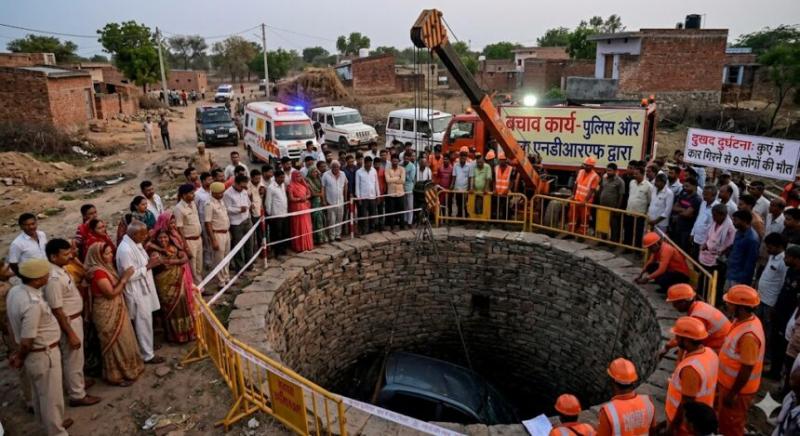  9 people died after a car fell into a well, including 5 from the same family. hindi news latest news khabargali 